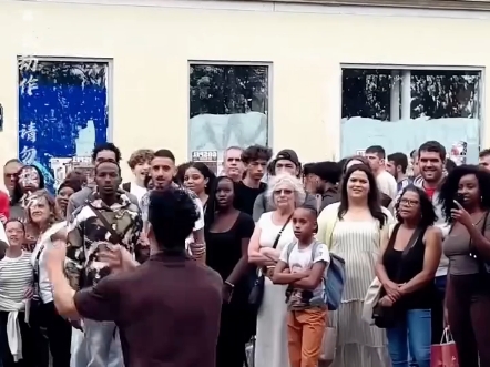 这群人怕不是疯了，竟拼了一把老命蹦起来，只为顶到空中悬挂的球