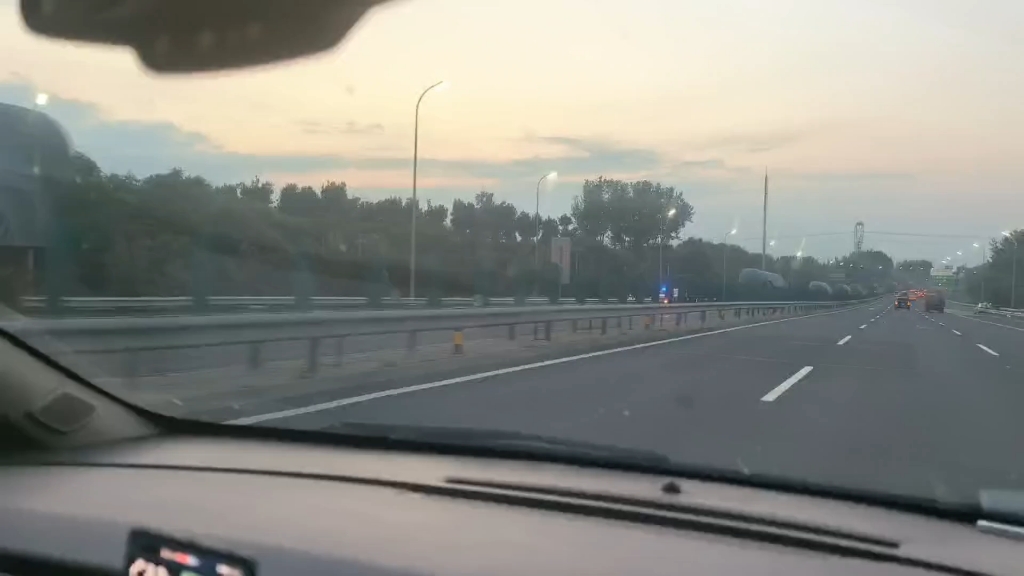 阅兵结束，归乡途中偶遇东风快递