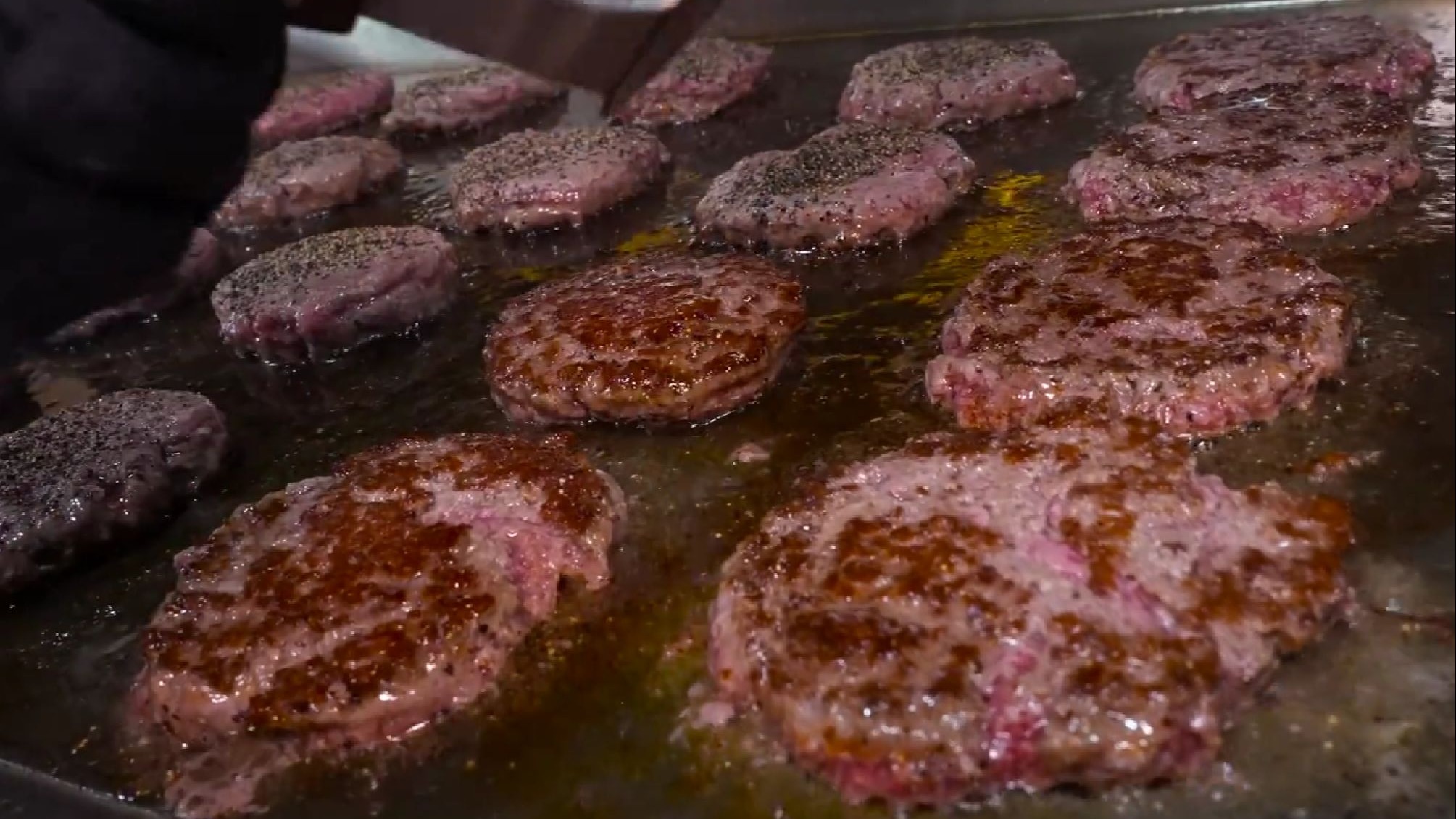 美式煎牛饼汉堡，手工制作的汉堡加入完整的洋葱圈，配料吸引9万