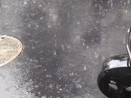 这不扯呢吗，谁能想到会下雨啊……什么都没带，这不完犊子了