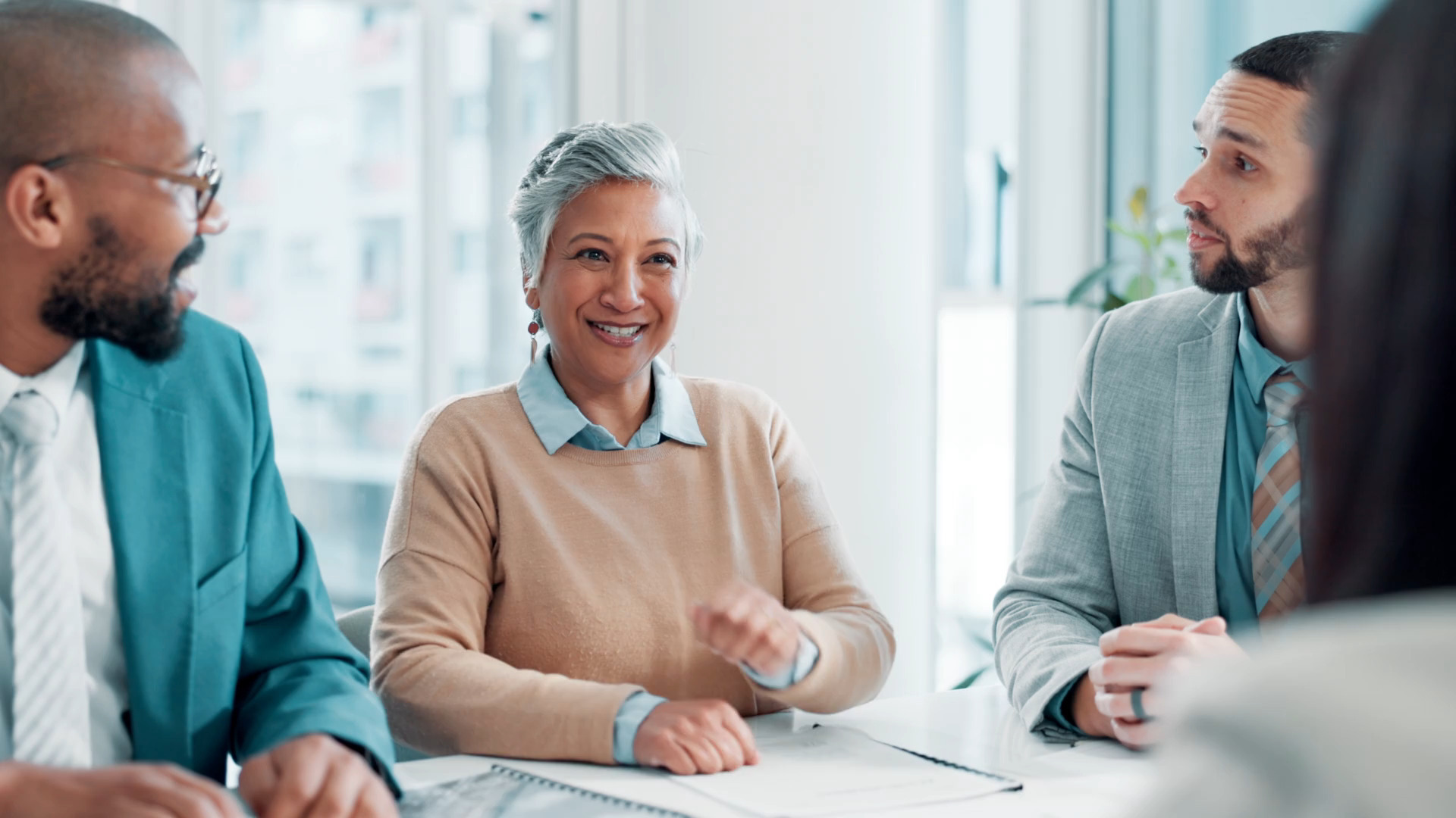 商务人士（碰拳互动、鼓掌欢庆）