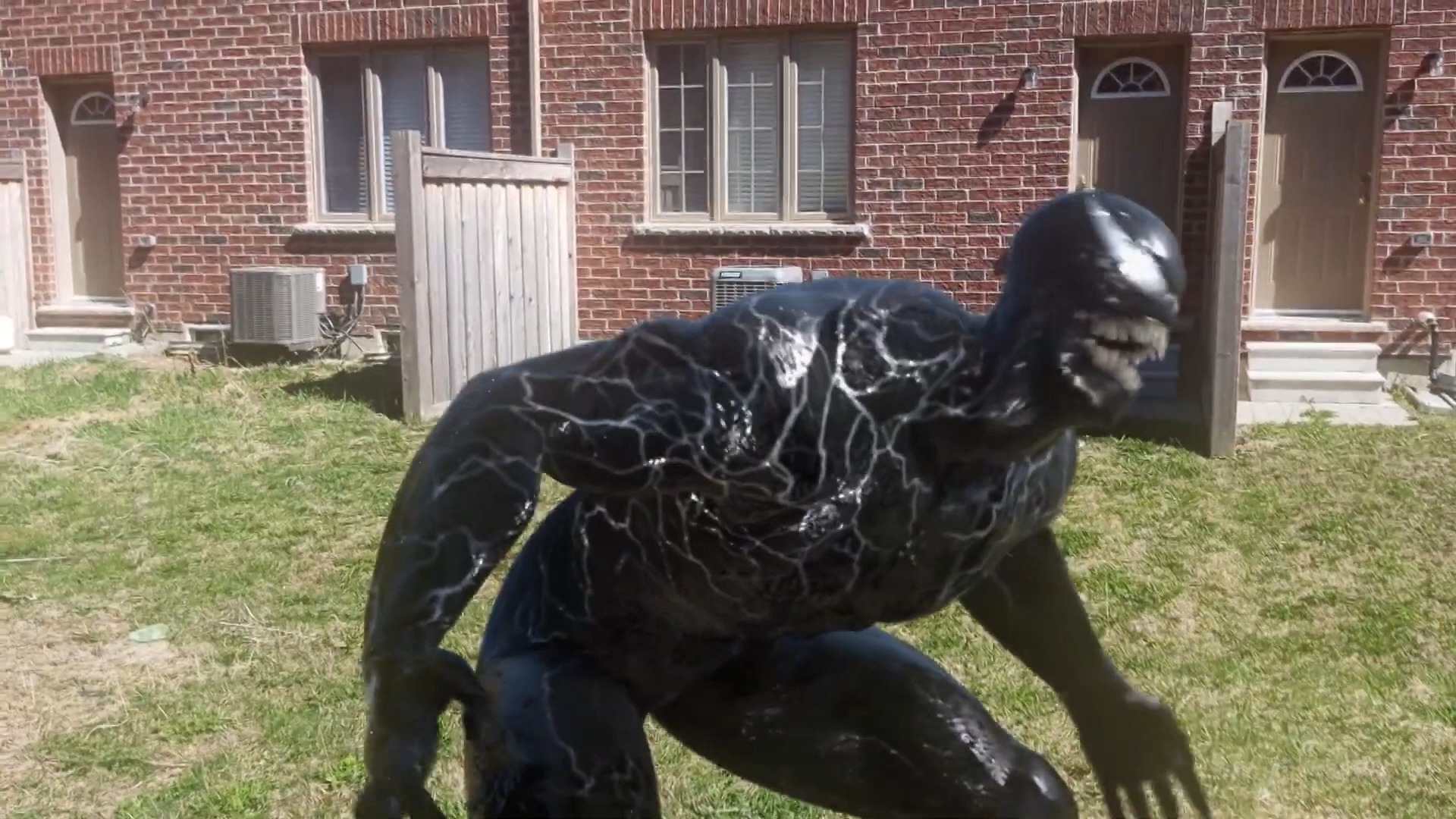 有了它，你可以变成毒液然后爬走了