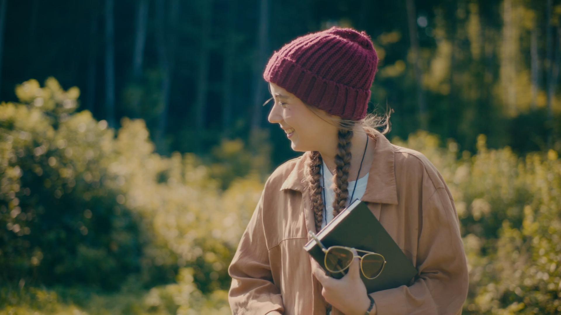 林中漫步、手持日记本的女性（氛围愉悦）