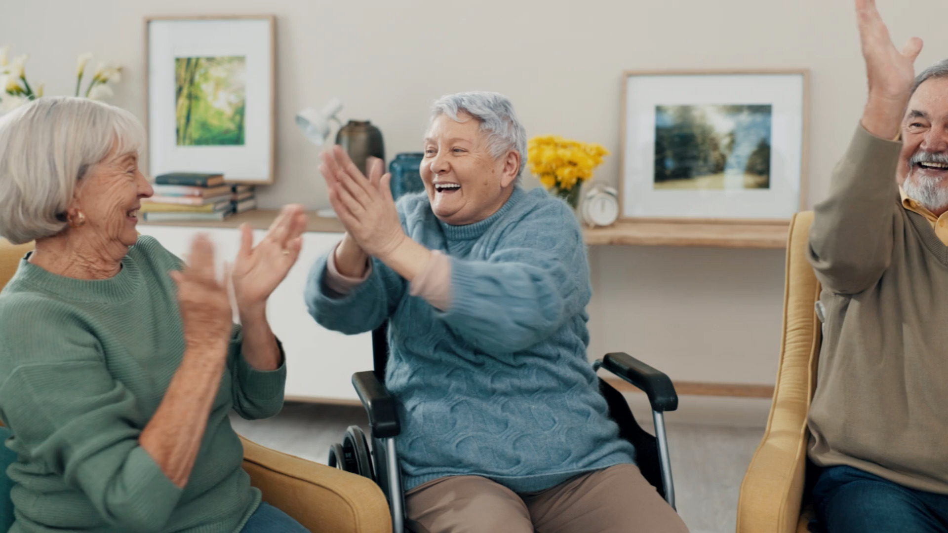 老年朋友们（拥抱互动，欢庆氛围）