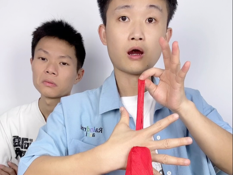 丝巾穿透手掌？后面兄弟直呼不可能！