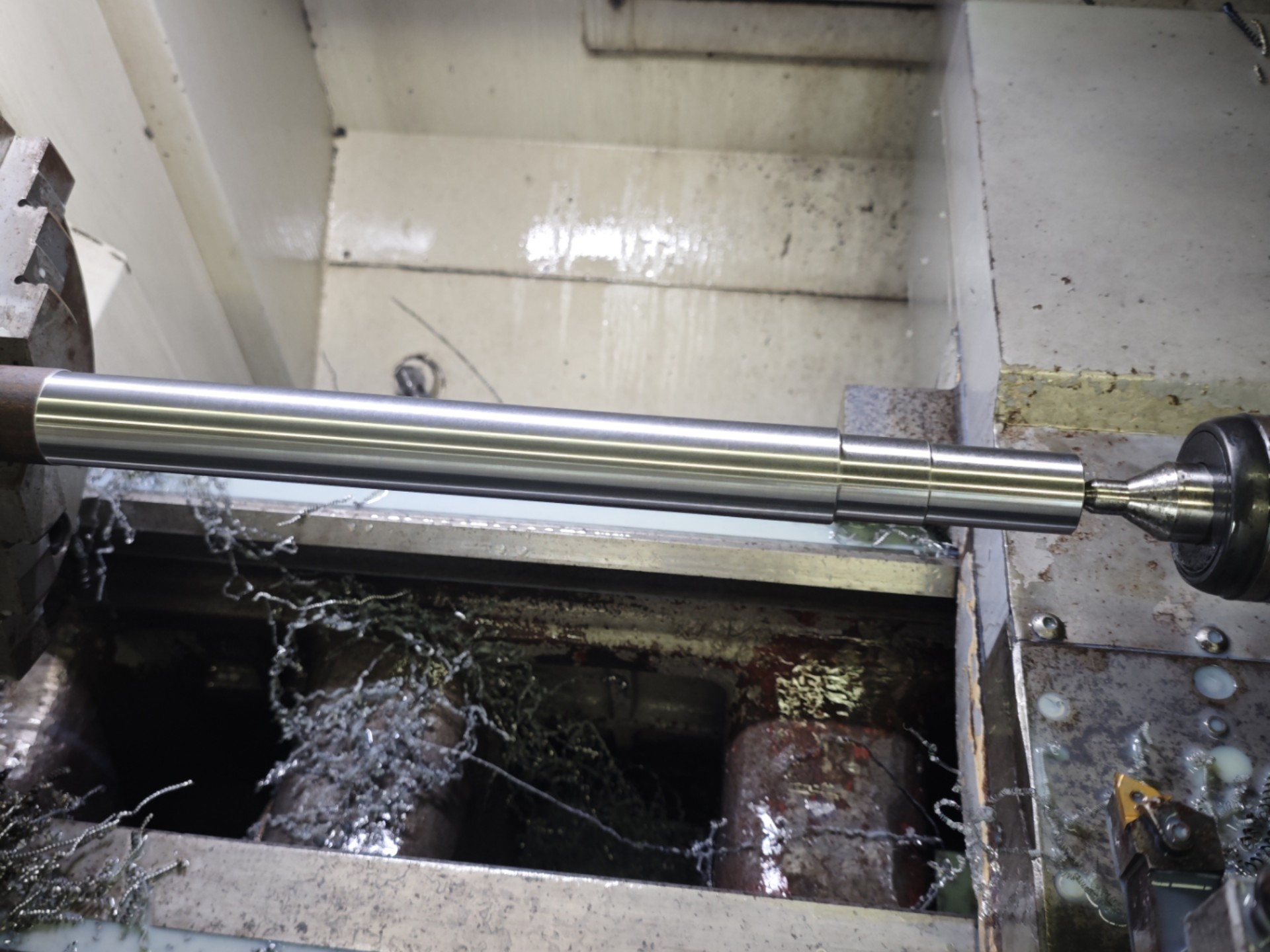 3序，1平头打一个中心孔，2.一夹一顶车外圆，3.夹着车背面，出来长点