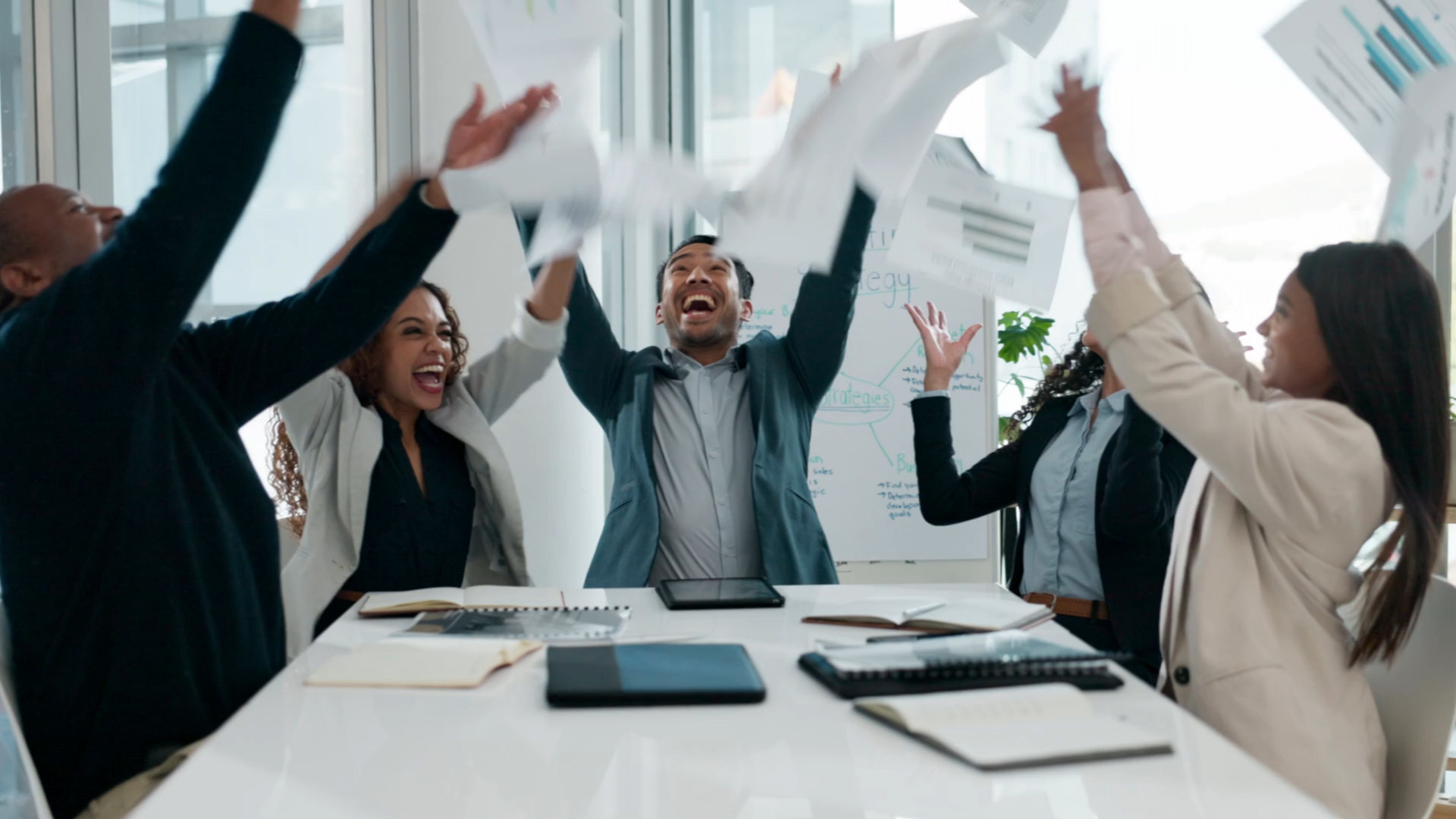 商务人士庆祝且文件在空中抛撒