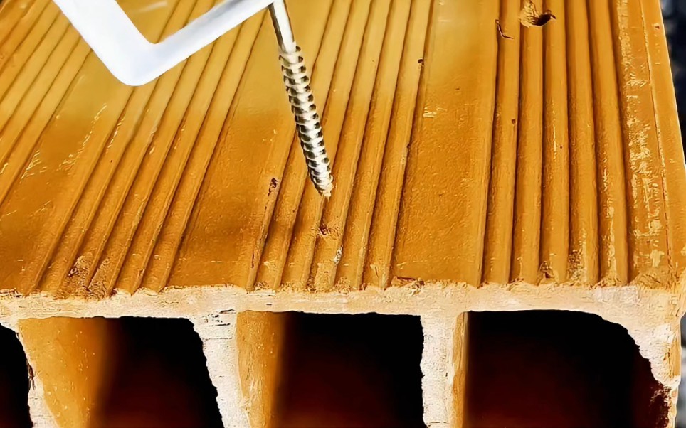 空心砖固定不紧铁架子，老师傅拿了个胶棒，居然把铁架拧的这么紧