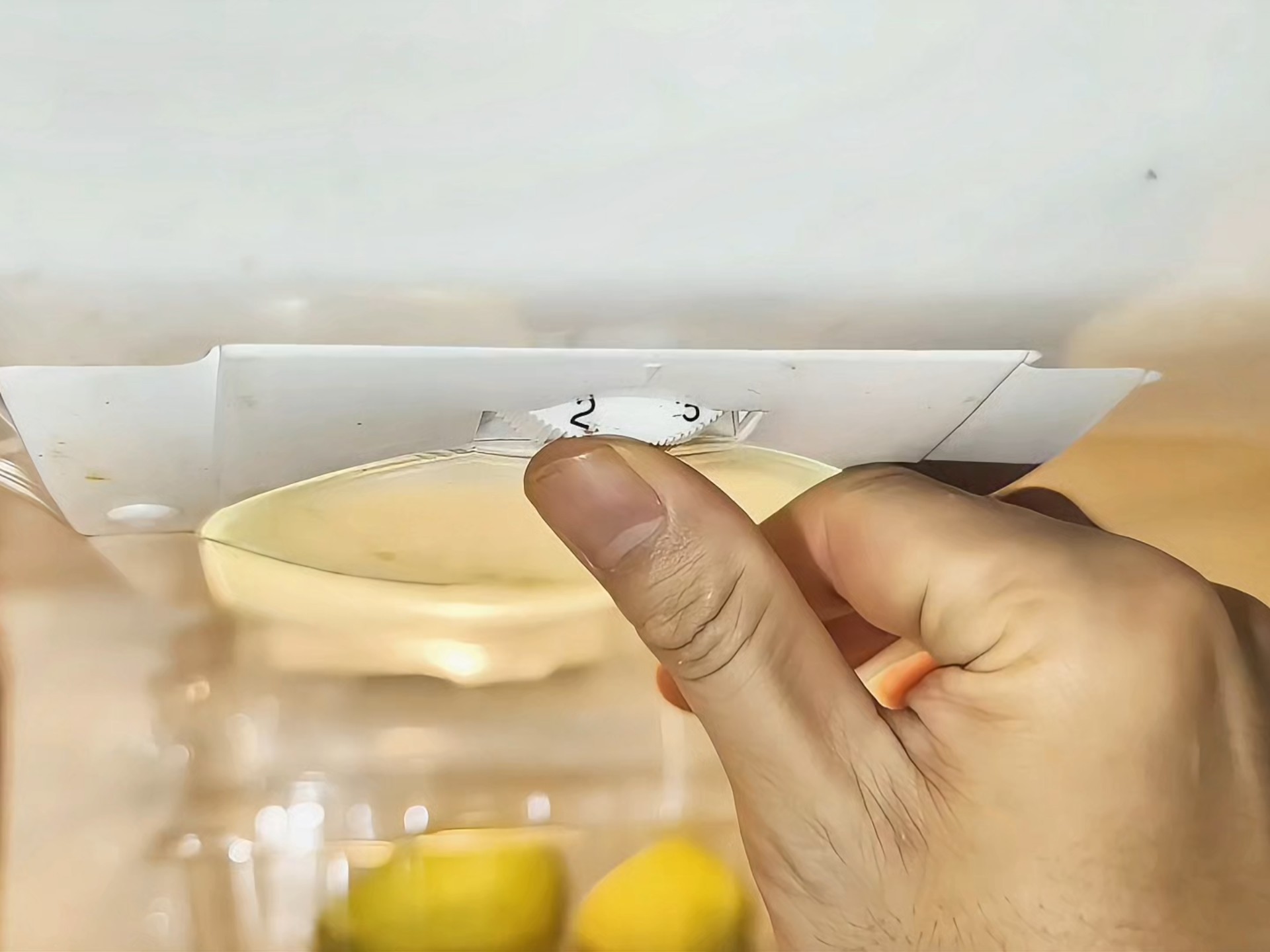 冰箱里有个旋钮，调错的人太多了，难怪浪费电还一直结冰，涨见识