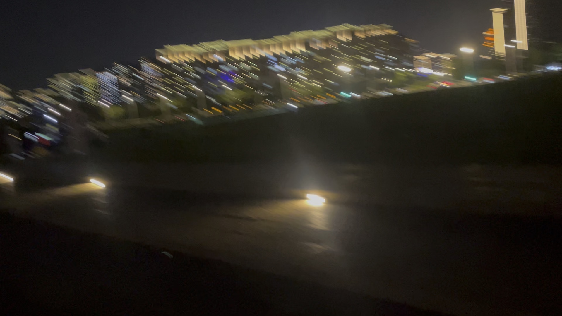 晚上散步，人还挺多的