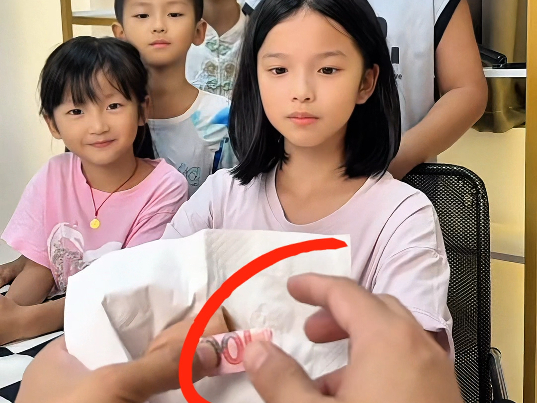 揭秘白纸变人民币魔术背后真相