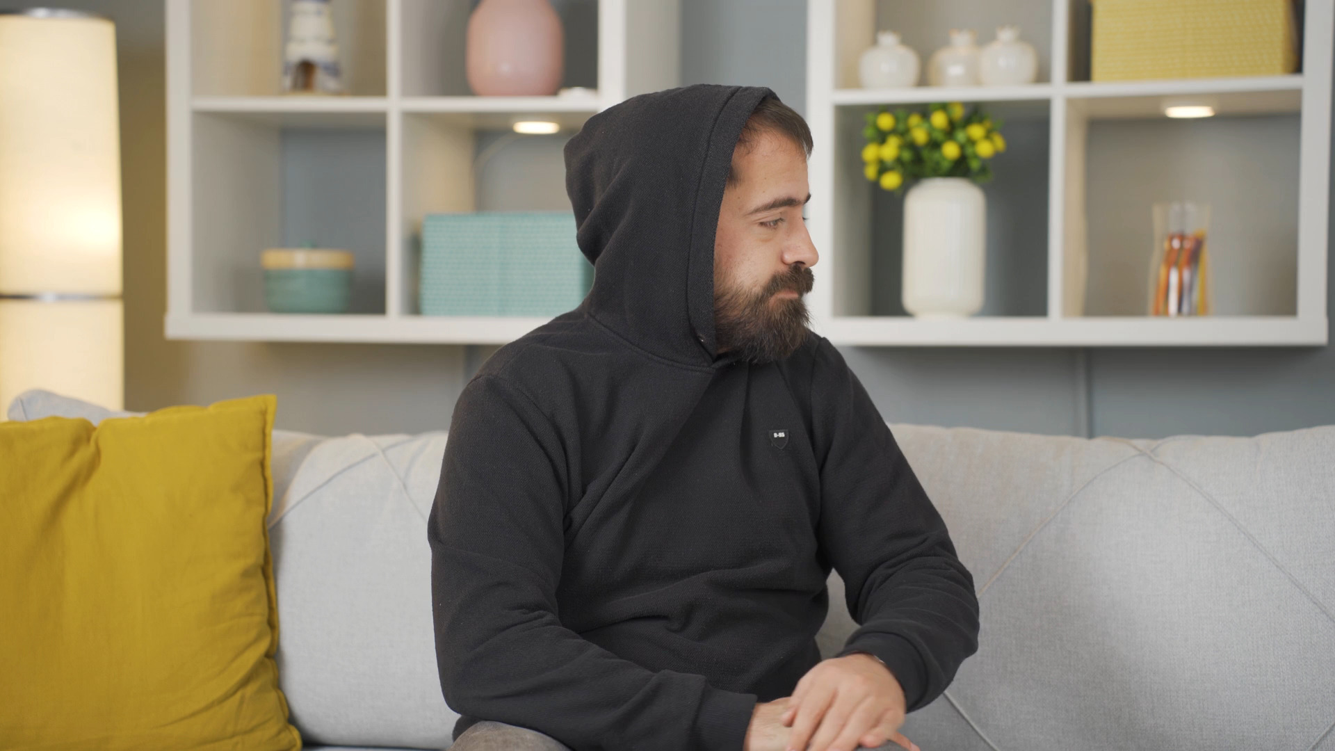 孤独又悲伤的男性01