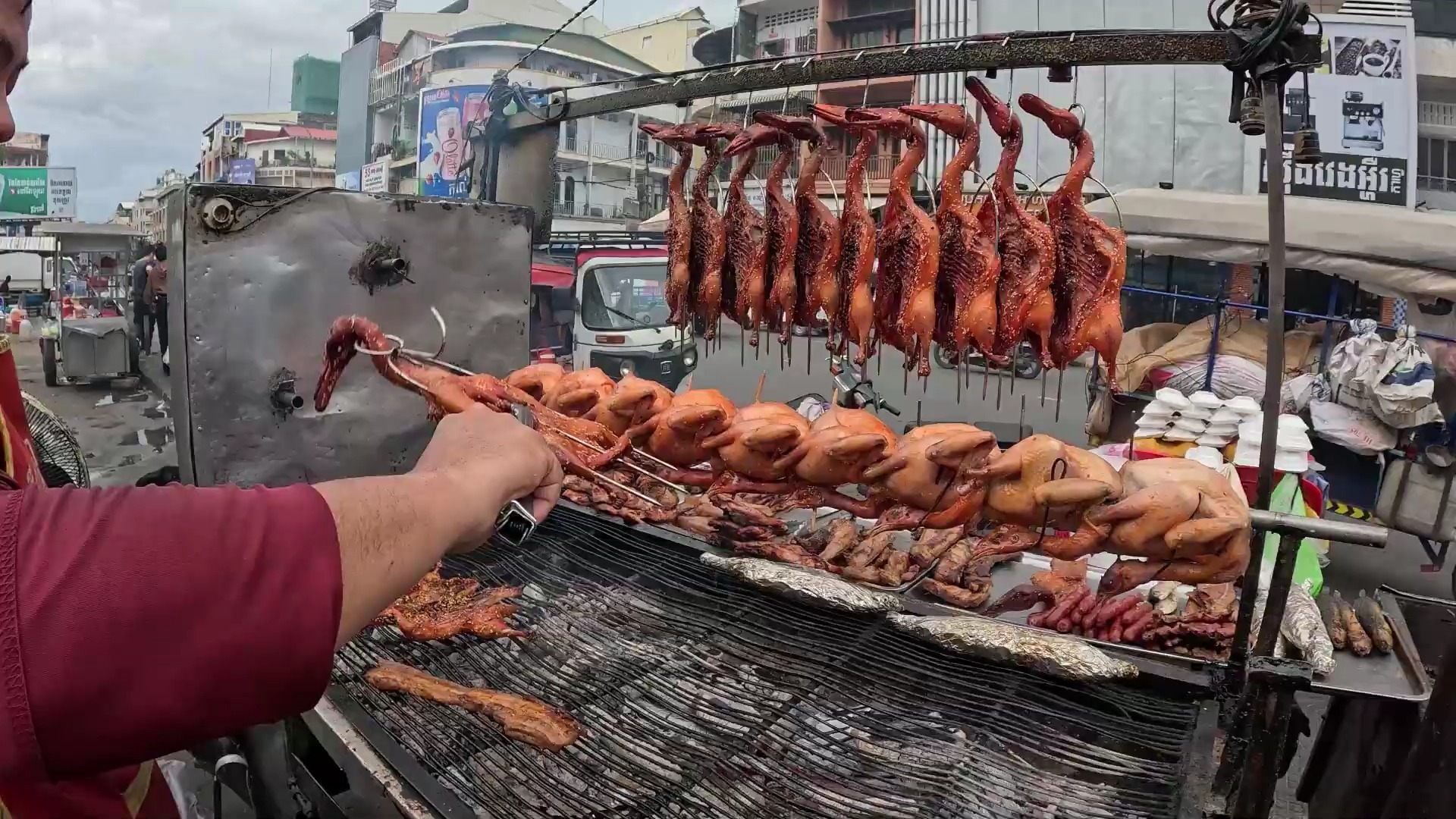 柬埔寨母子用盐巴烤鱼，奥鲁西-柬埔寨街头美食