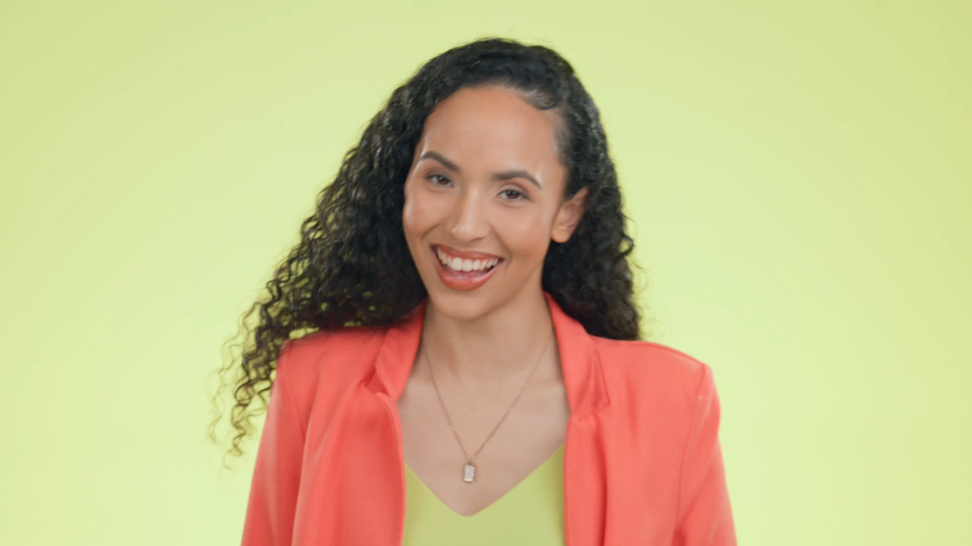 摄影棚内开怀欢笑的黑人女性