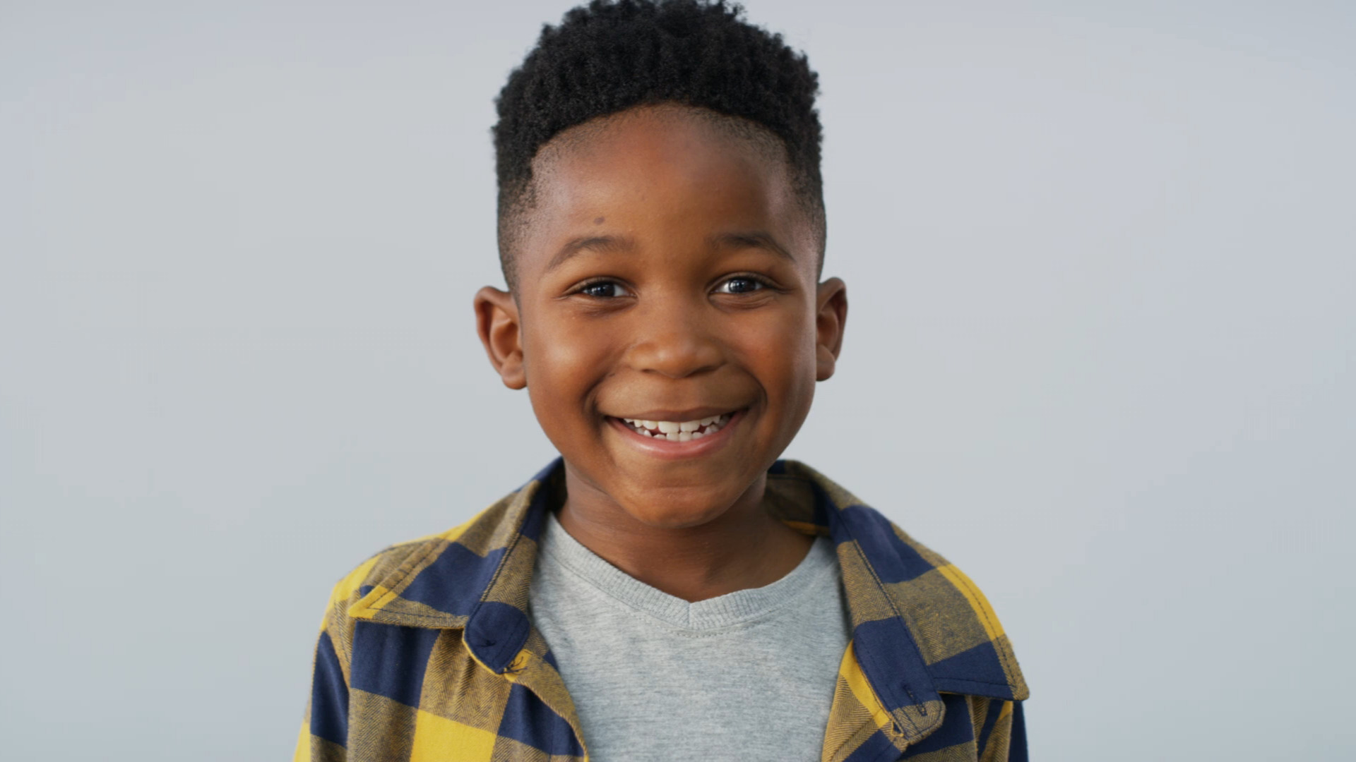 摄影棚内（面带笑容、满心愉悦的儿童）