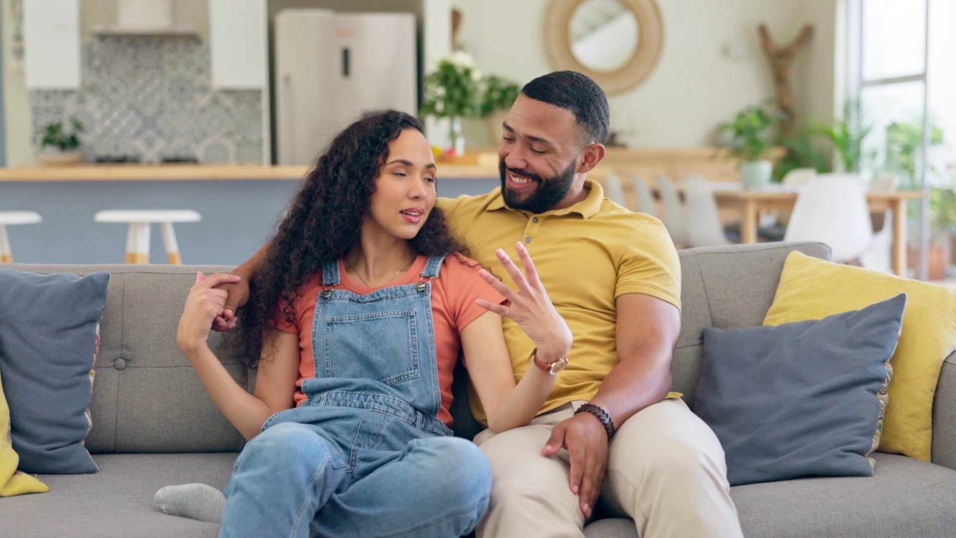 温馨居家环境中（沙发上交谈休憩的情侣）