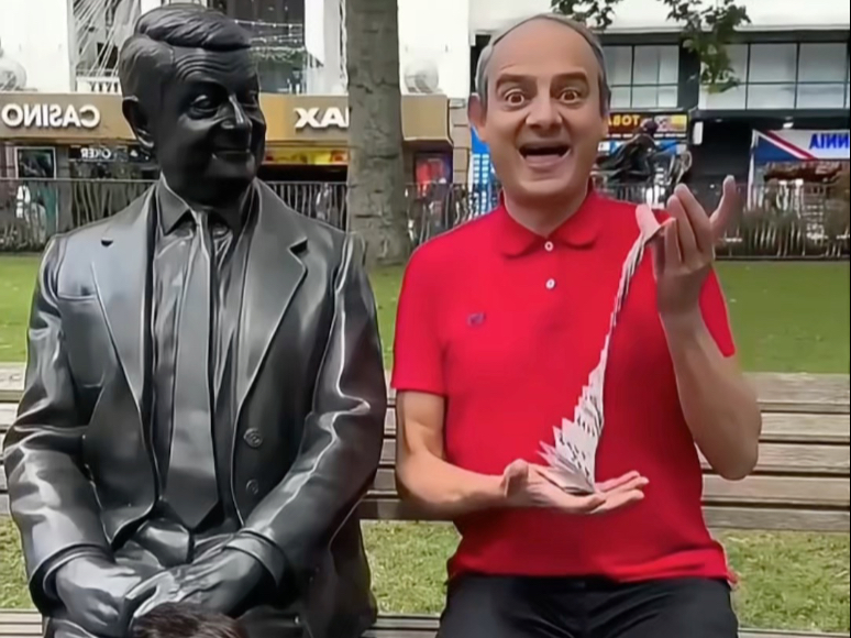 街头偶遇高手，憨豆先生瀑布落牌！