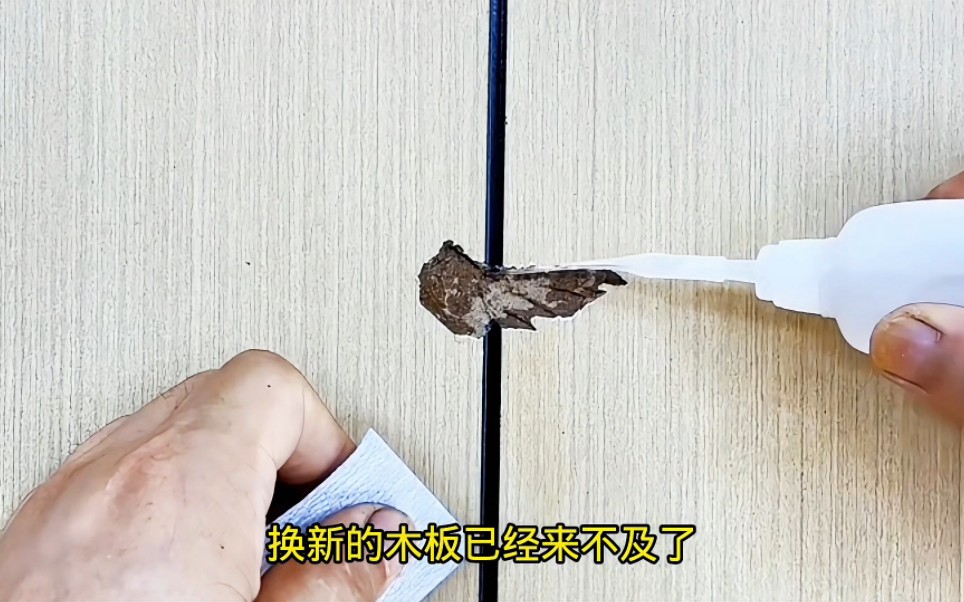 柜门被刮掉一层皮，换新的木板已经来不及了，你看师傅怎么修复的