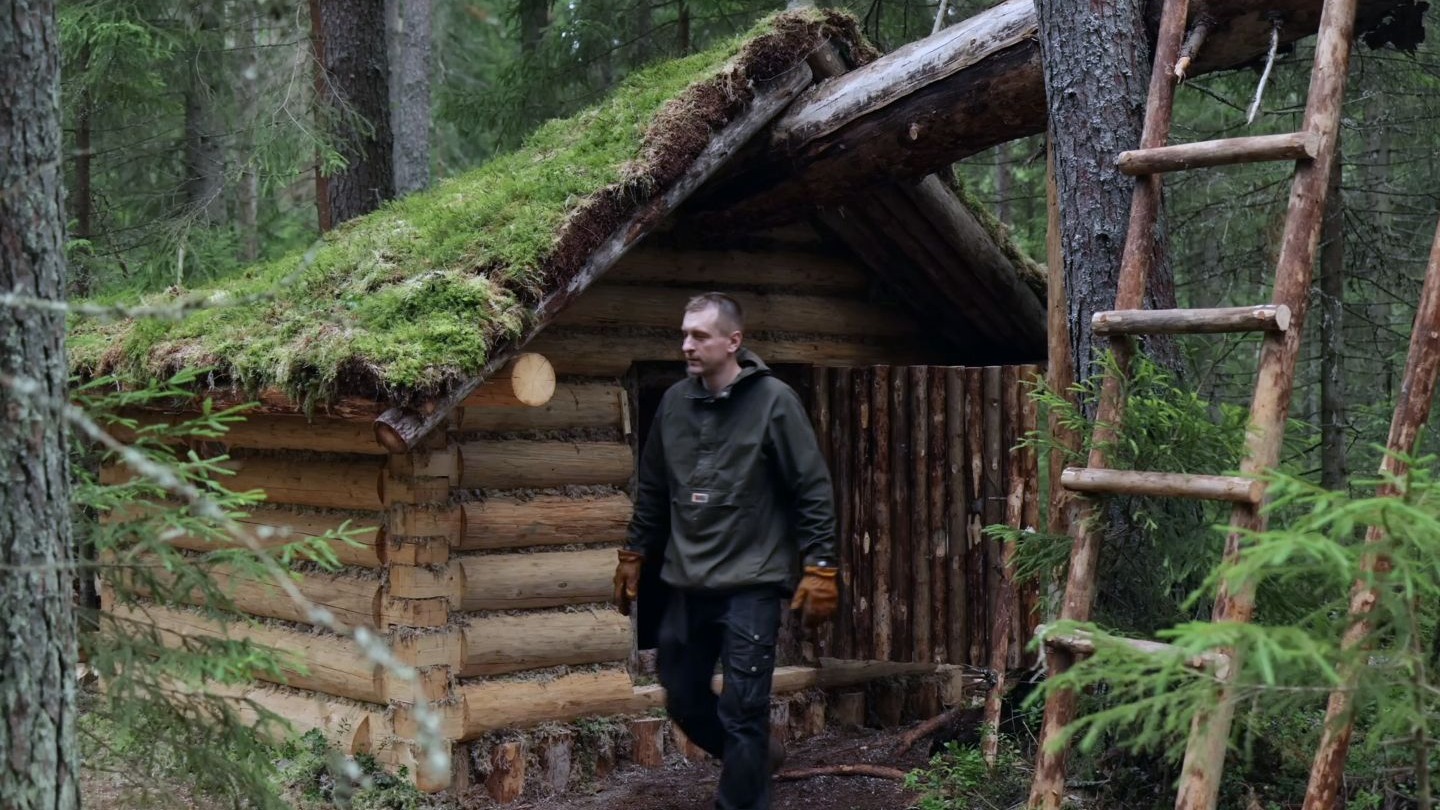 男人历时45天在森林中打造出豪华木屋，全程不使用任何电动工具