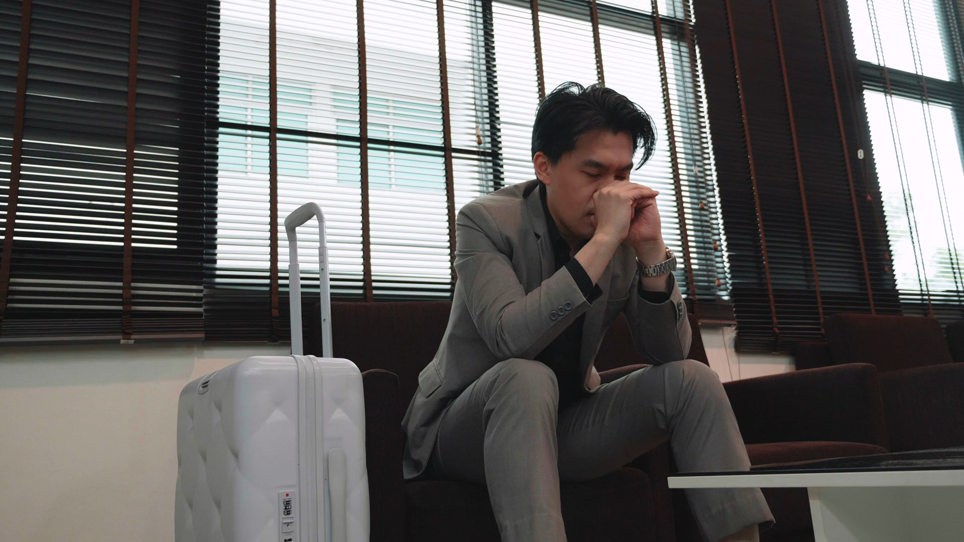 因错过航班而心烦的男子