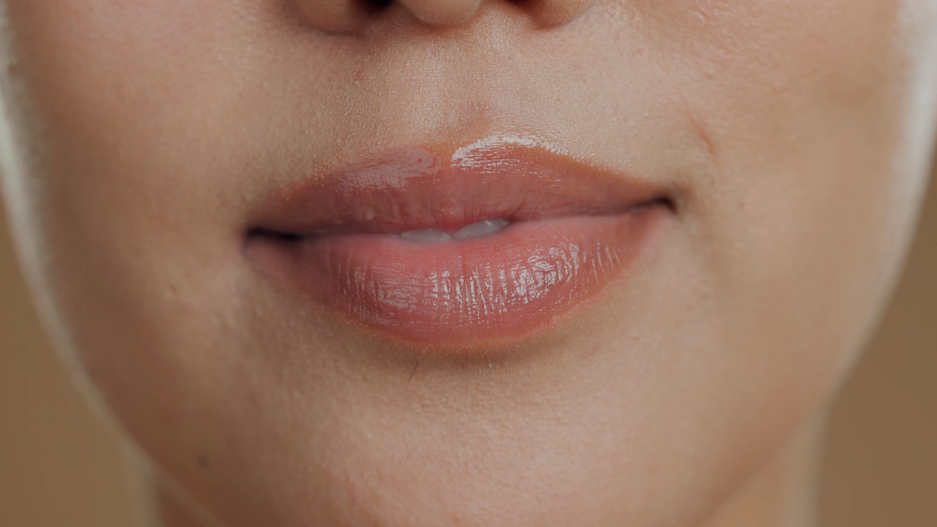 女性微笑展现牙齿