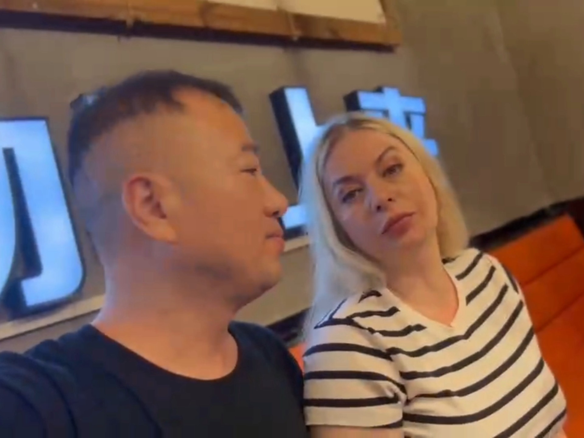 和我老婆一起在家旁边的小河边吃夜宵烧烤，喝醉了