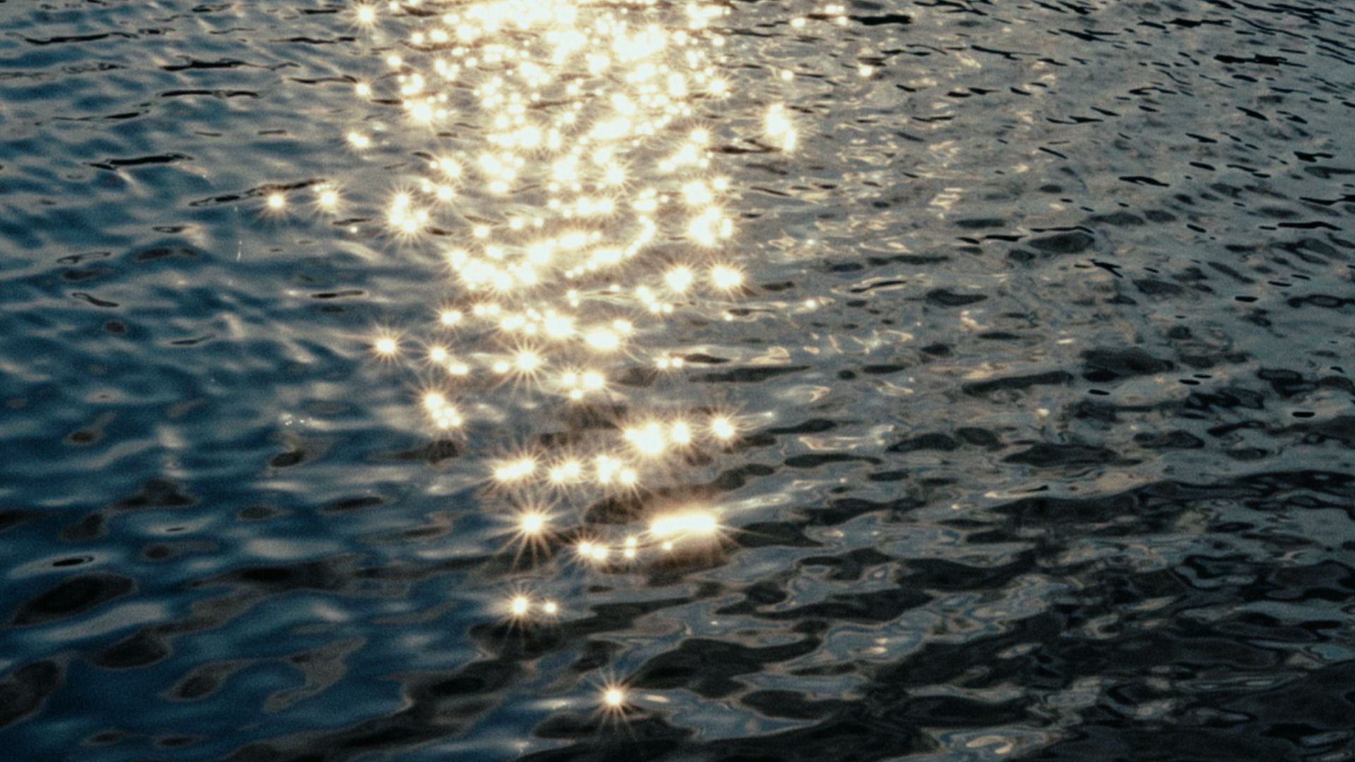 空镜素材：Artlist 4K ProRes超高清水面光影反射星光、光斑、