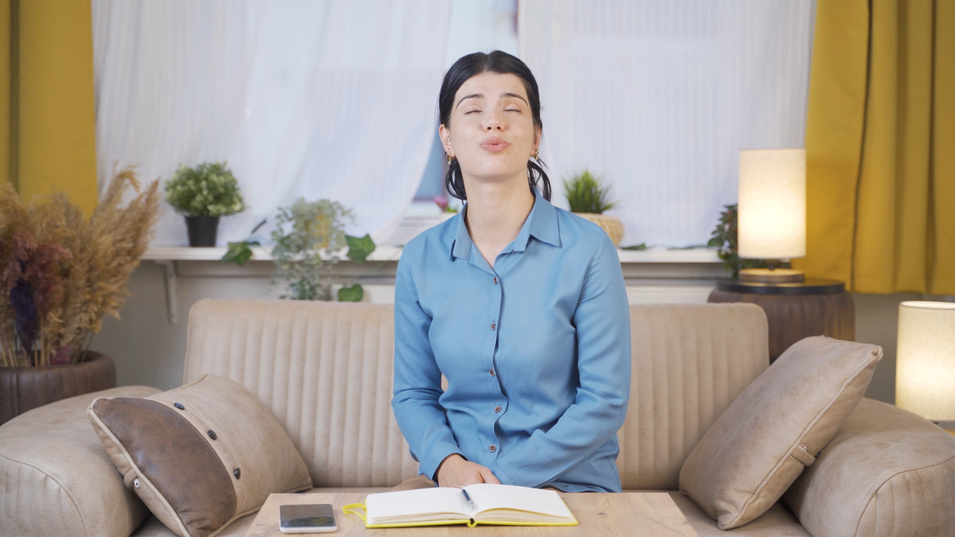 正在回想悲伤往事的年轻女性05