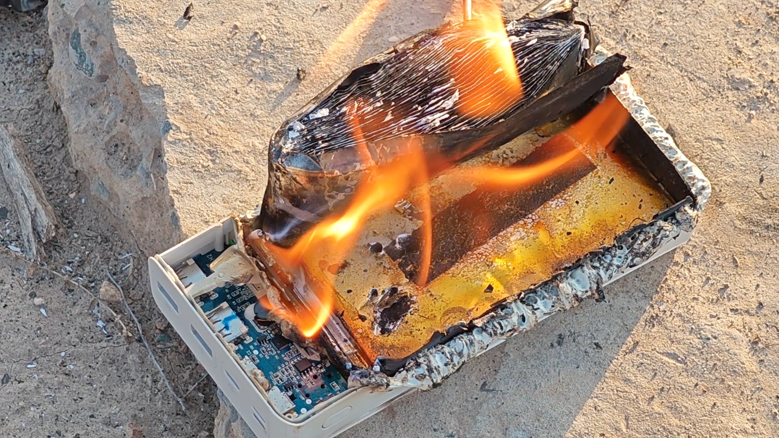 3秒，1根铁钉，让锂电池起火的原理全解析