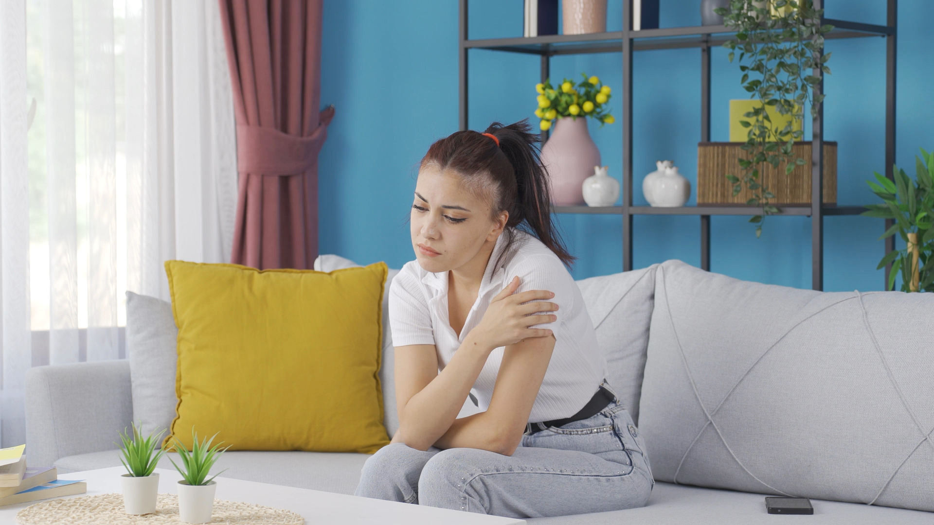 孤独又悲伤的年轻女性01