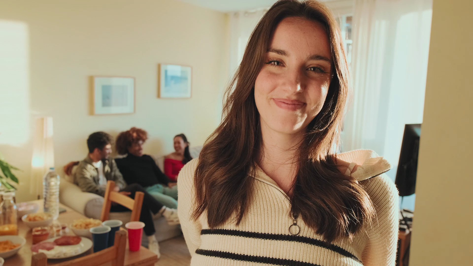 看向镜头的愉悦年轻女性特写