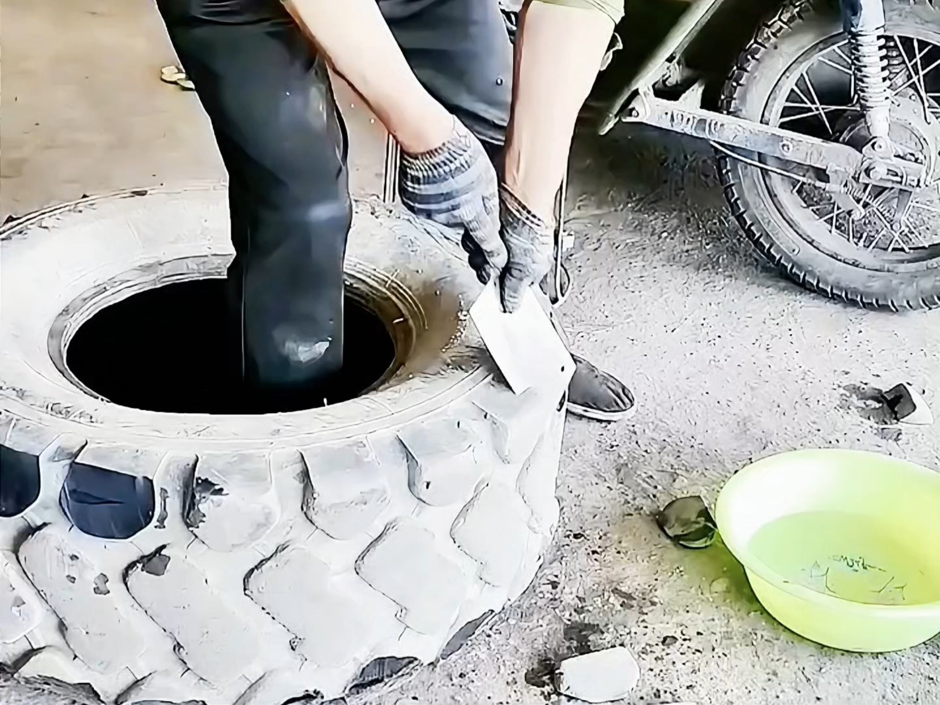 废旧的拖拉机车胎先别扔，教你一招，改造成大容量胶盆，太方便了