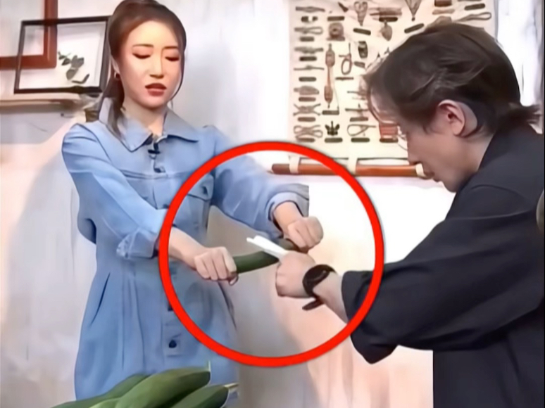 刘谦表演差点露馅，白纸斩断黄瓜！