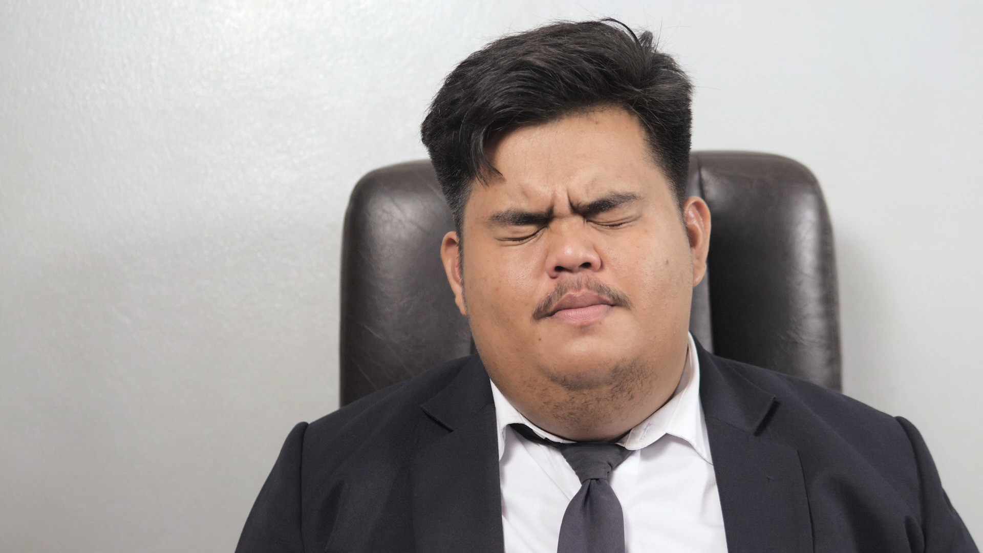 因极度悲伤而哭泣的胖商人