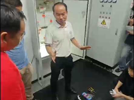 电工操作证实操，带电更换断路器