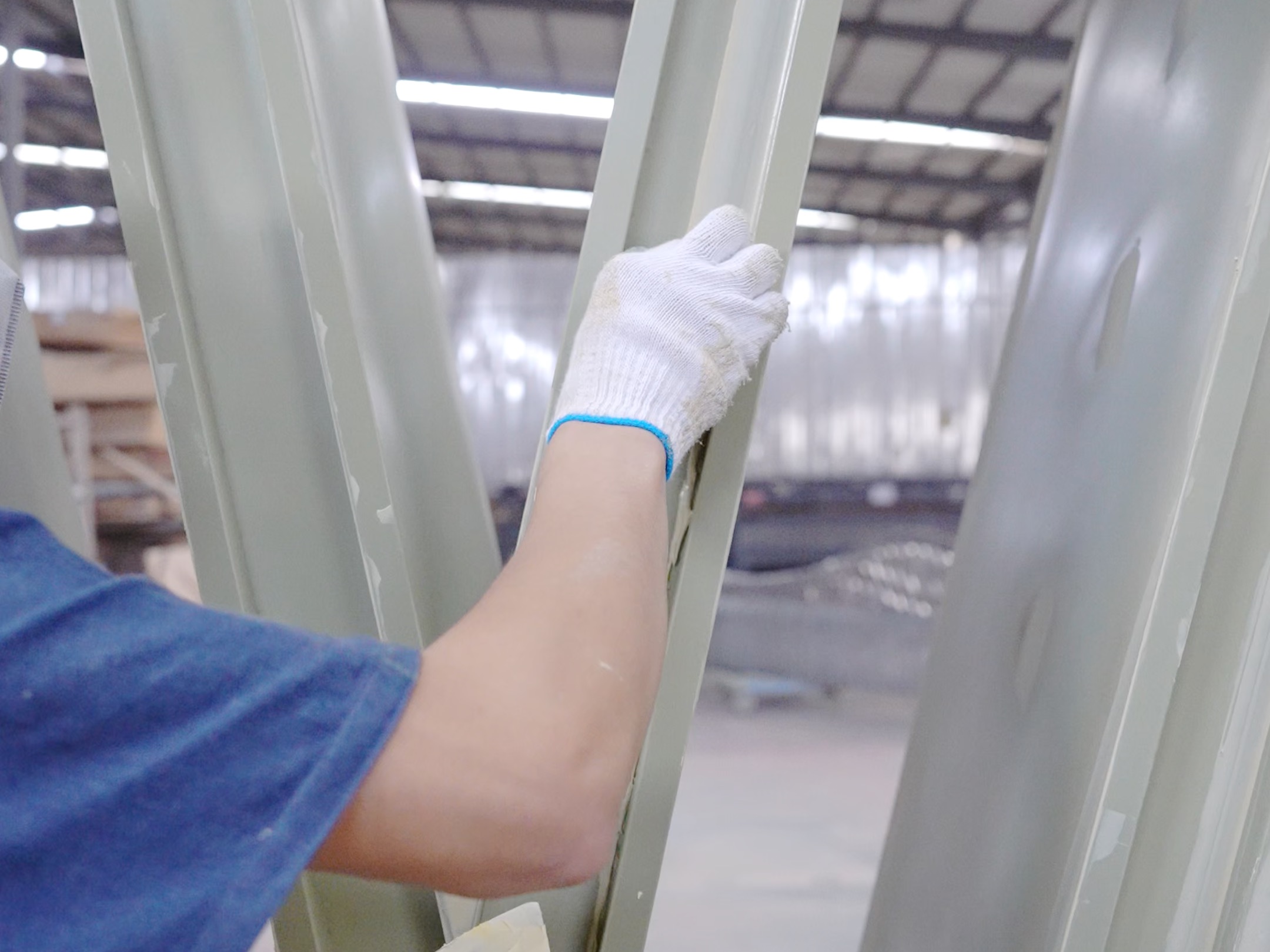 大型精神堡垒制作完成 运输到现场安装 在标识标牌行业卷成麻