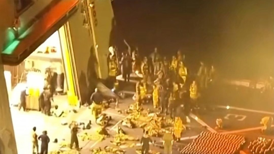 美军“新奥尔良号”军舰突发大火！12小时烈焰吞噬核心战舰