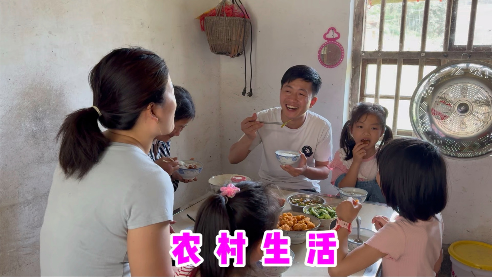 农村生活欢乐多，带媳妇上山拔竹笋，配上腊肉炒太下饭了