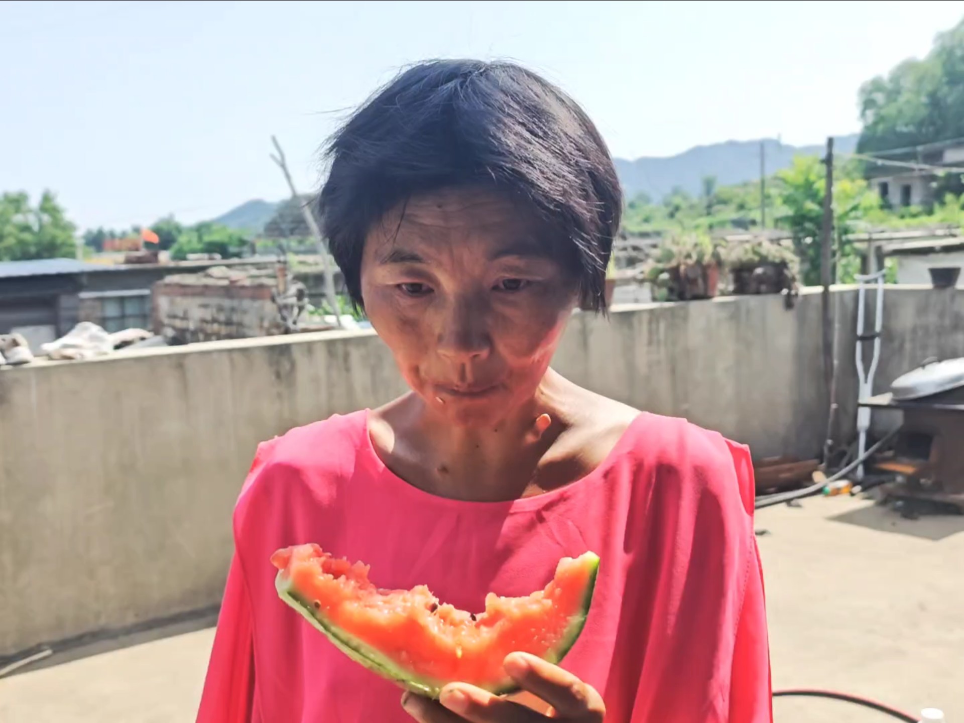 表哥淋着大雨给翔子送来西瓜，连个雨衣都莫得穿，说啥也是没想到
