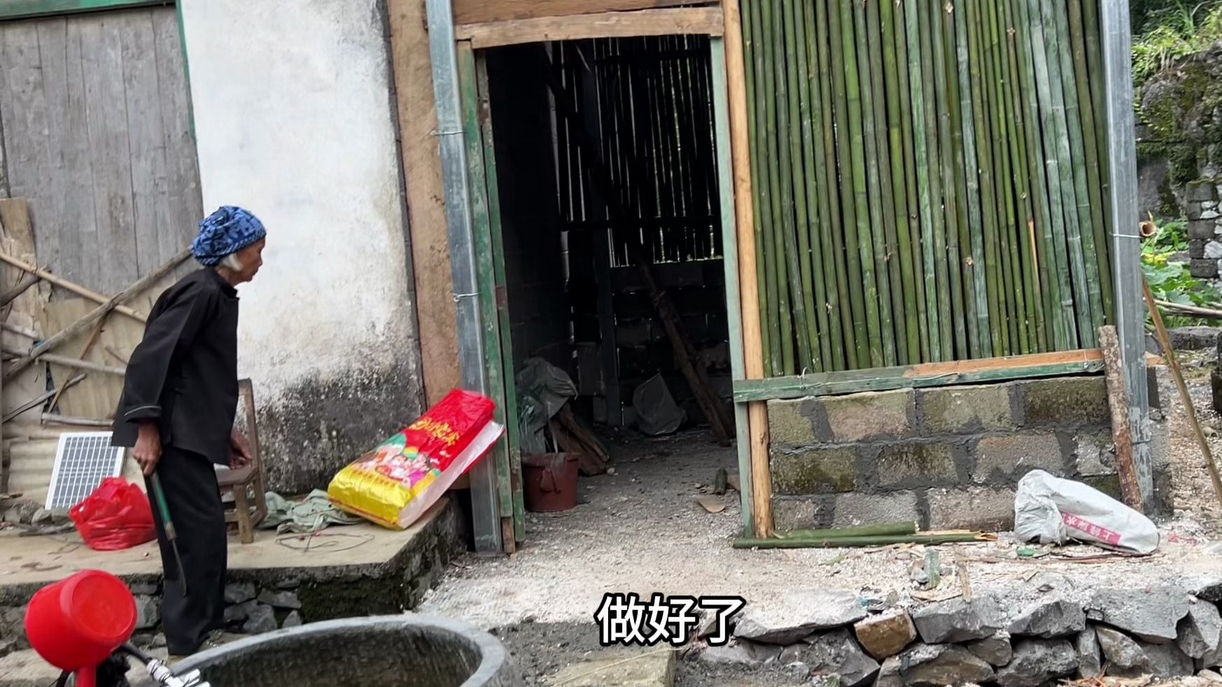 老房子是危房，新建的厨房做好了，没有路就地取材20人来帮忙