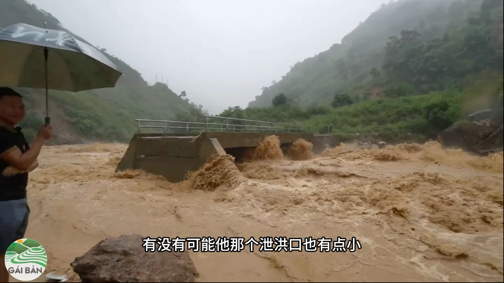 越南修桥第二季，山洪暴雨冲毁原先修建的桥集资补桥
