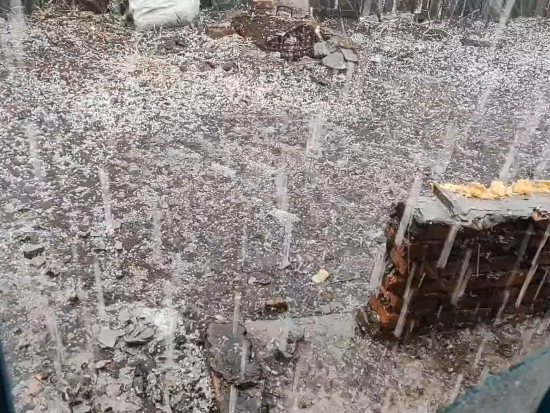 2025年大兴安岭的第一场冰雹大雨，直接把我的鸡窝都给淹了