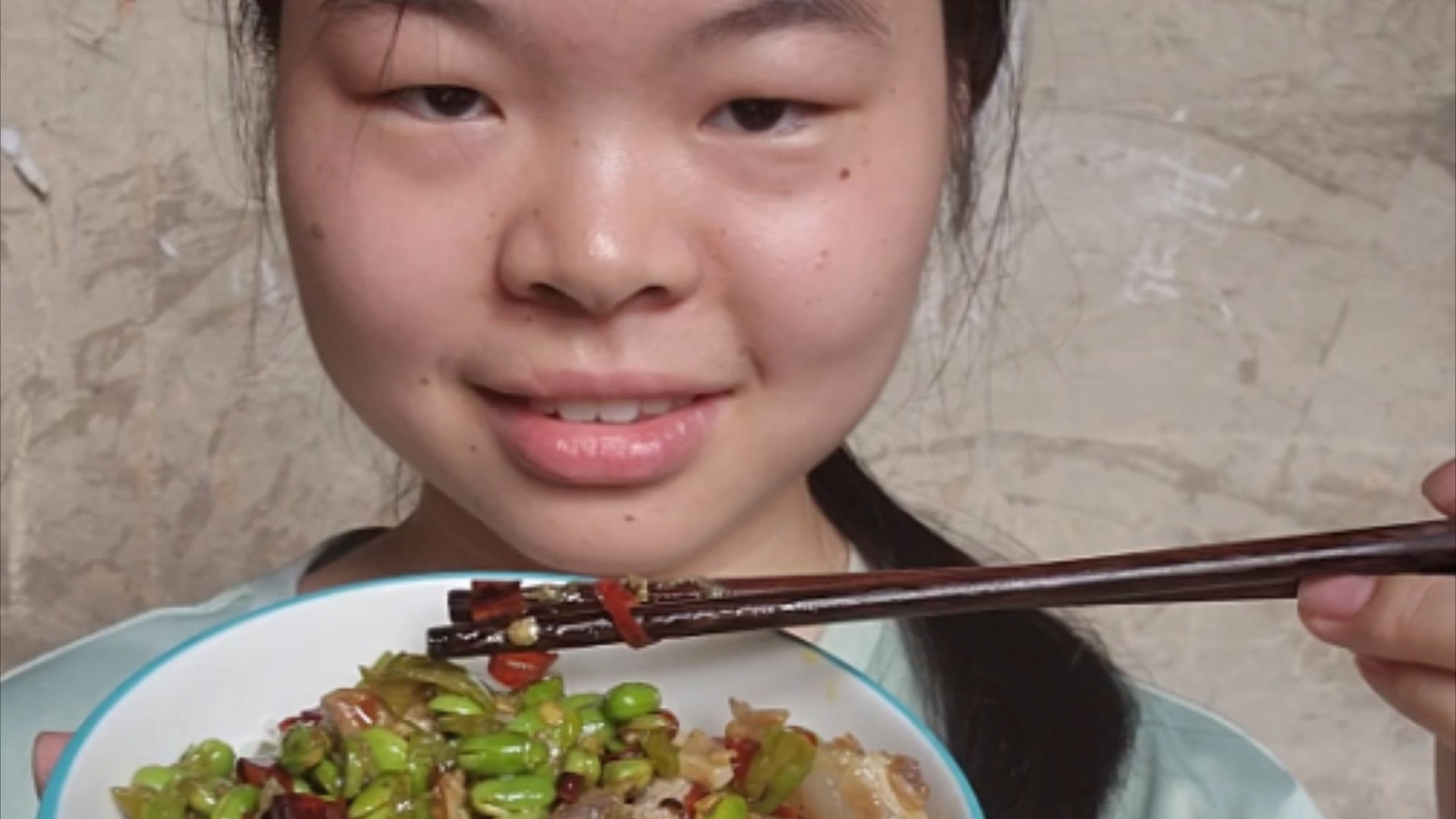 欢迎观看05女大暑假的农村生活