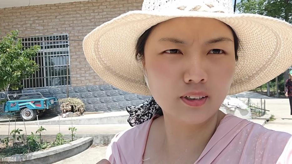 农村人热情好客看看隔壁邻居的桃子熟了让我们去摘
