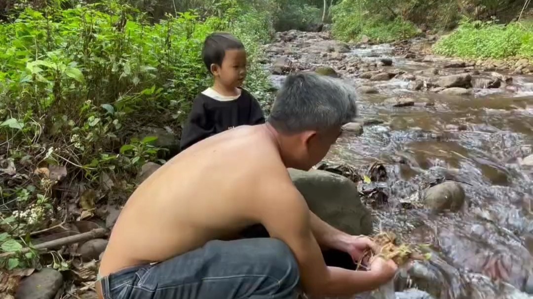 荨麻根煮鸭子！ 今天带娃去河边挖些荨麻根回家煮鸭子，我女儿很