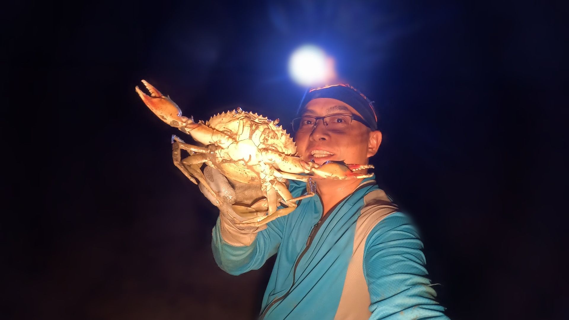 渔夫凌晨去赶海，值钱大青蟹捡到手软，最后乐极生悲了