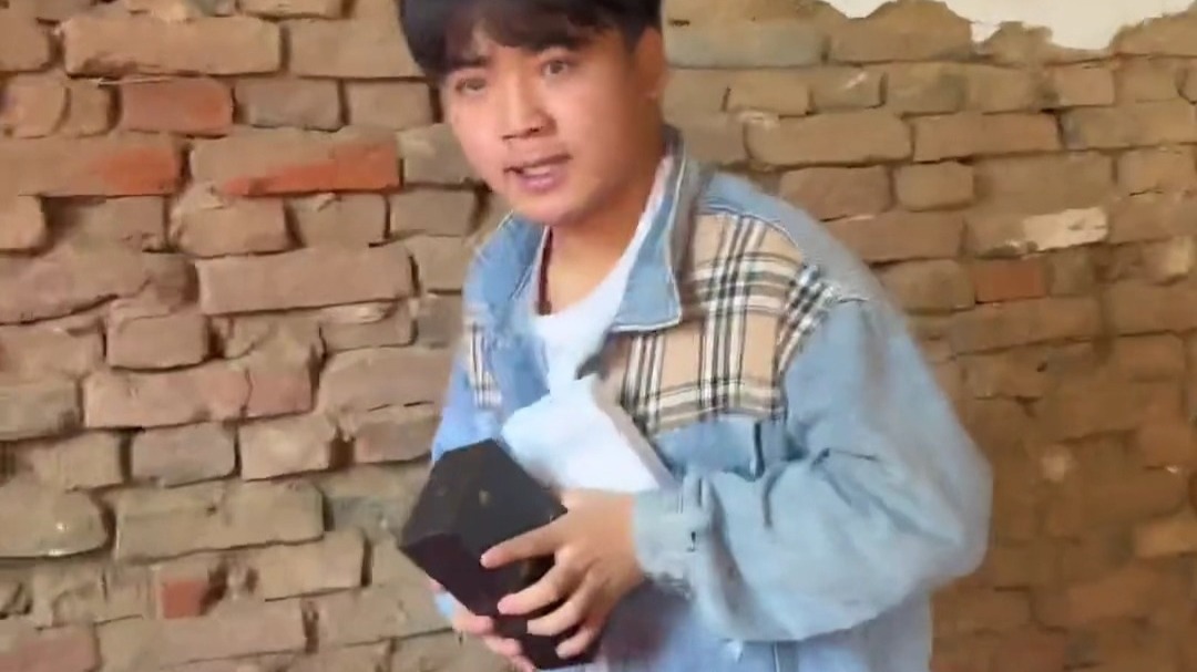 阳先生最终还是开心的跟我们去抓鱼了