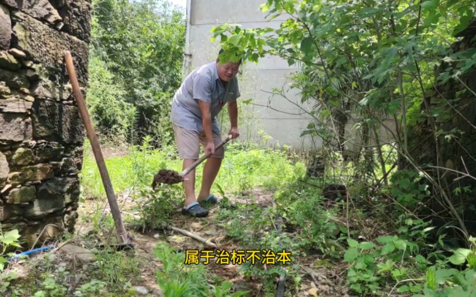 天气转晴后，小罗积极开展小型灾后重建，对裸露的水管进行回埋