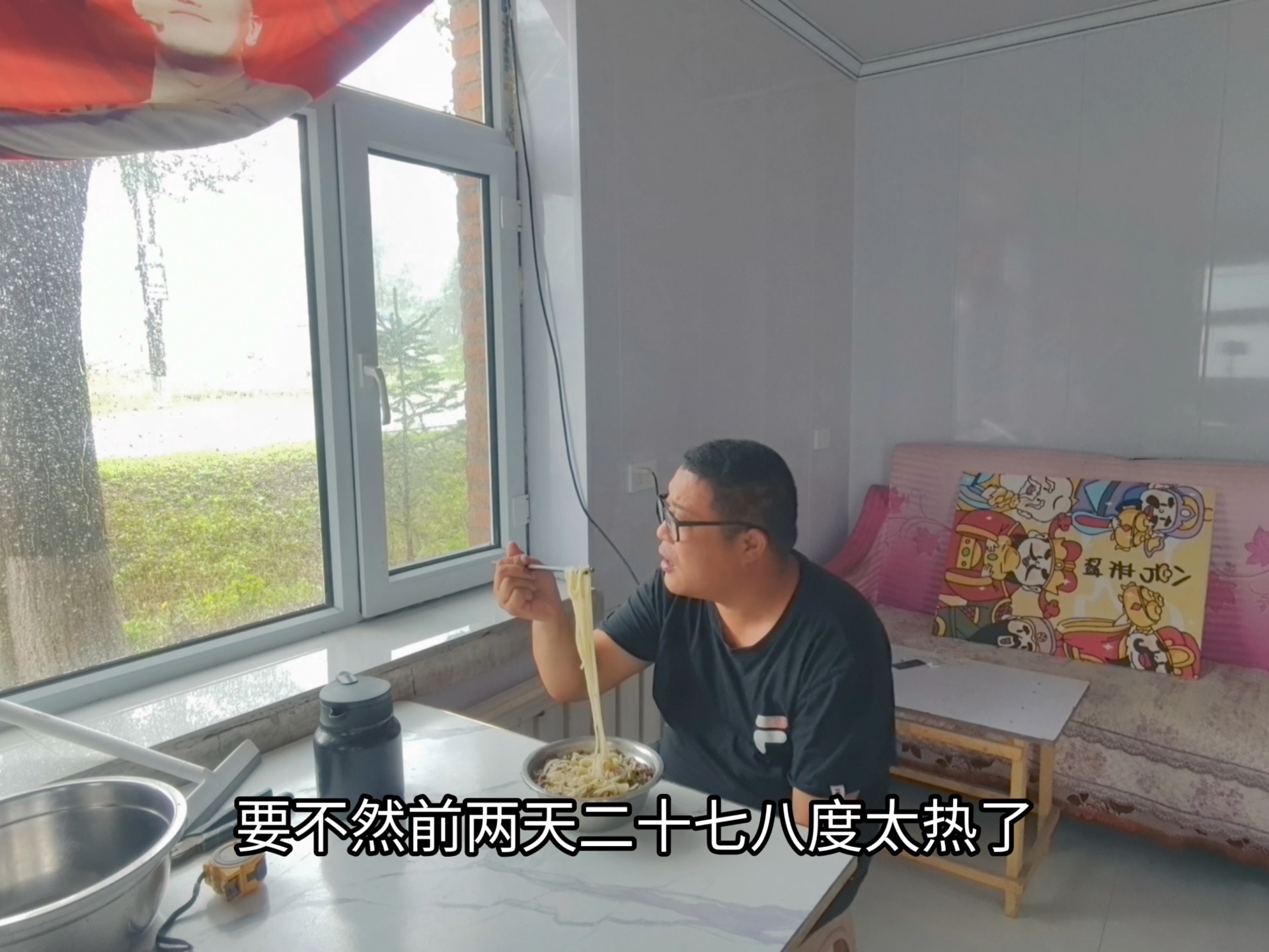 前几天28度太热了黑龙江林区终于下雨了，吃完饭雨休继续睡觉了