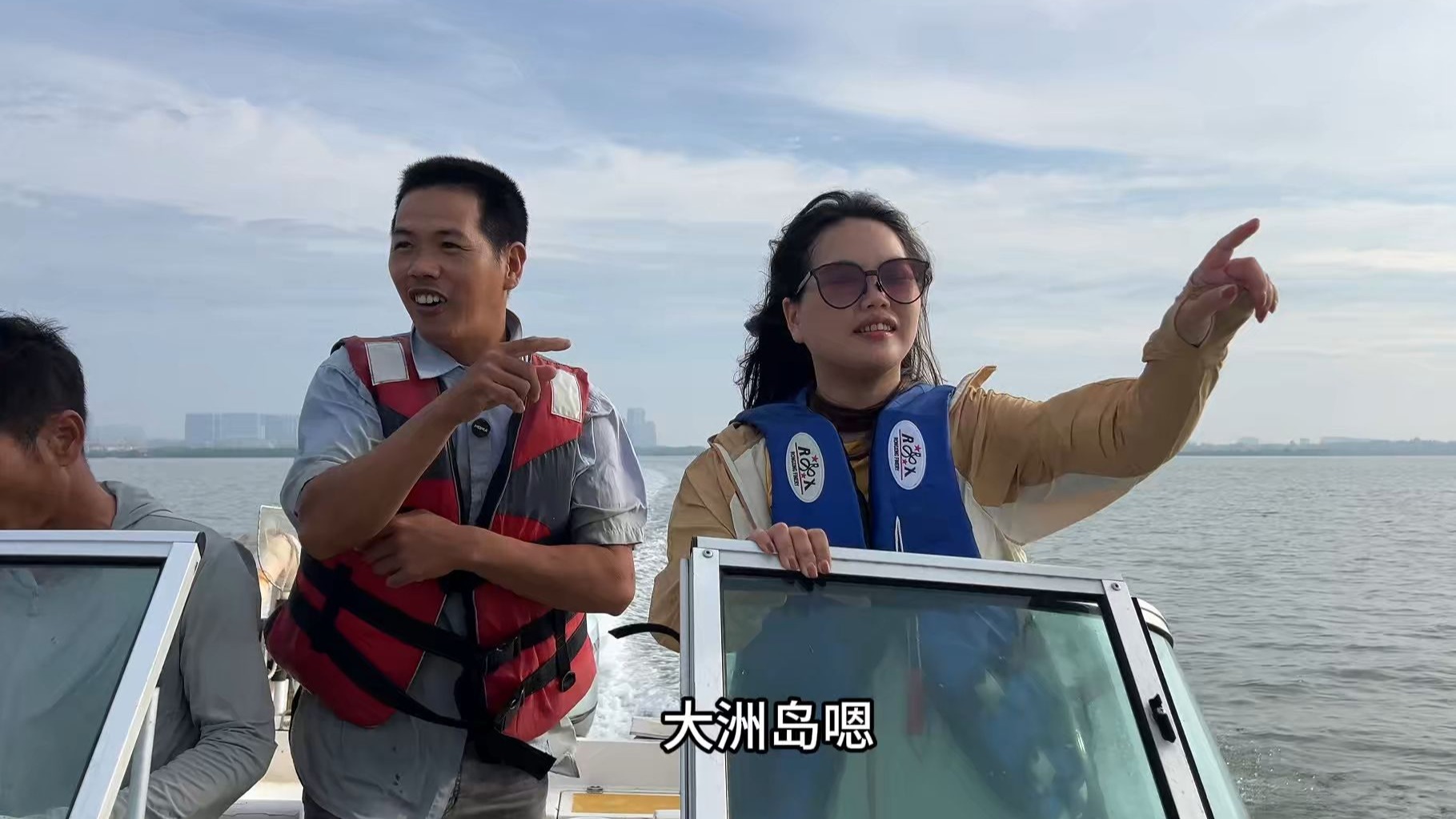 小池开着快艇带网友赶海，抓到清甜海白虾和青蟹，拿去加工做来吃